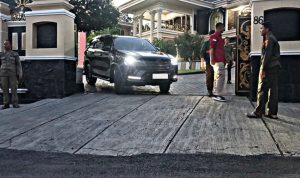 68d3d7f83a494-mobil-suv-hitam-tampak-keluar_lampung